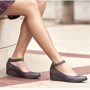 NIB Dansko Shaylee Waterproof Fig Wedges